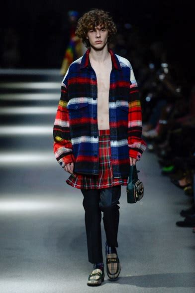 collezione uomo primaverile burberry 2018|Burberry Fall 2018 Menswear Fashion Show .